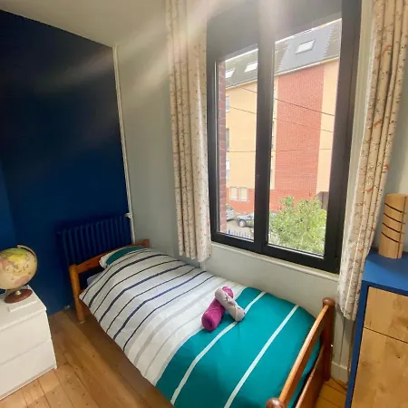 Agreable Maison De Sur Trois Etages *